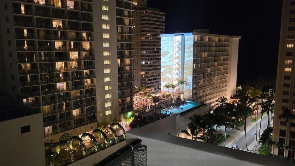 הונולולו Waikiki Condo 2 Bedrooms 2 Bathrooms With 1 Free Parking Space מראה חיצוני תמונה
